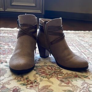 Life Stride Tan Shoes